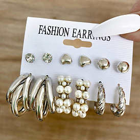 Boucles d'oreilles vintage en forme de cœur en or serties de cerceaux torsadés en perles - créatives, rétro.
