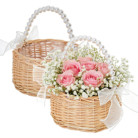 Плетеные корзины с ручкой, украшенной пластиковыми бусинами, и бантом из полиэстера.