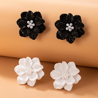 Minimalist versatile exaggerated flower earrings - three-dimensional white flower pearl studs.