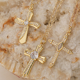 Подвеска-крест из латуни с микропаве и прозрачными циркониями в виде религиозного символа для женщин.