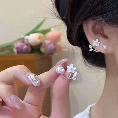 Серьги-гвоздики из сплава и пластика с жемчугом, цветок