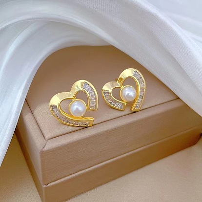 Серьги-гвоздики из латунного микро-паве, сердце