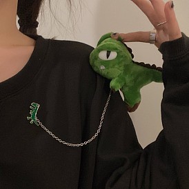 Милая плюшевая игрушка динозавра с цепочкой на плече и зеленой эмалевой булавкой