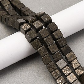 Природного пирита бисер нитей, кубические