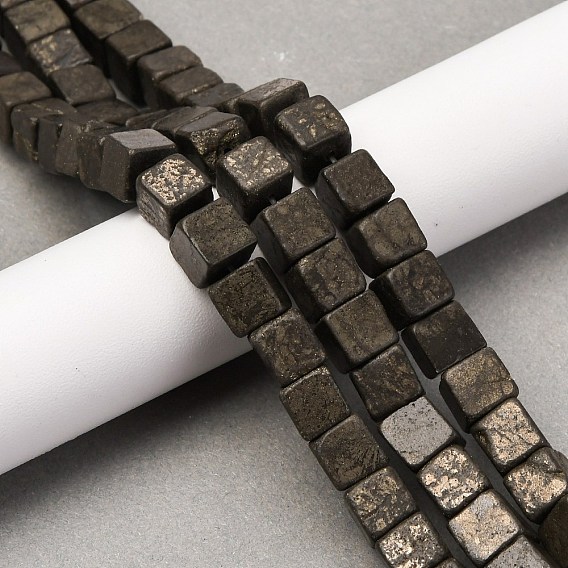 Природного пирита бисер нитей, кубические