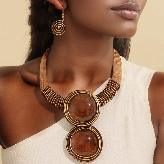 Комплект из плоского круглого сплава с алюминиевой проволокой, обернутого в смоляную оболочку с подвеской и серег-подвесок