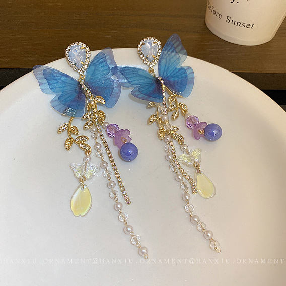 Серьги-гвоздики с кисточками из сплава бабочки и стразами, с акрилом и марлей