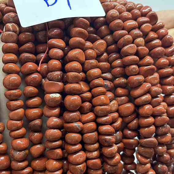 Нити натуральных бусин из красного язепера, самородки