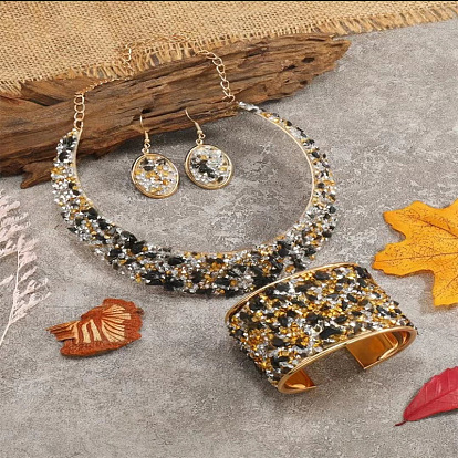 Комплект из колье, браслета-манжеты и серег-подвесок из сплава со стразами и смоляной крошкой, плоских круглых цепочек