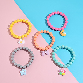Runde, elastische Armbänder mit Acrylperlen und Harzanhängern für Kinder