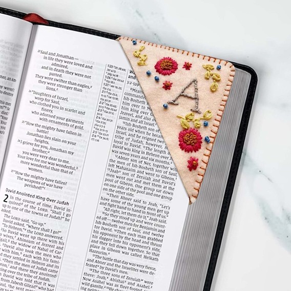 26 Letter Embroidery Corner Bookmarks, Personalized Hand Embroidered Bookmark, Flower Felt Triangle Corner Page Marker, for Book Reading Lovers Teachers, Square