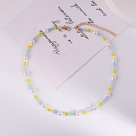 Ожерелье на ключице из разноцветных кристаллов и жемчуга - летняя мода, простой и стильный.