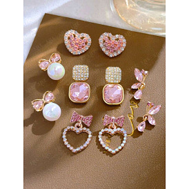 5 пары серег-гвоздиков из сплава, со стеклом, стразами и пластиковым жемчугом, золотые, сердце, бант и квадрат