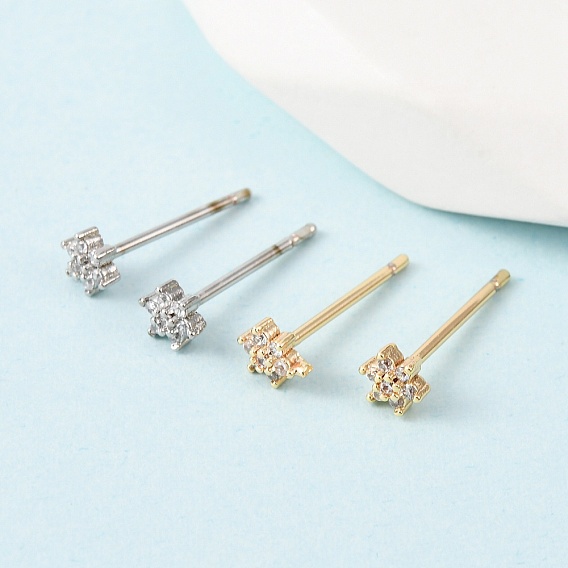 Серьги-гвоздики в форме снежинки с микропаве из прозрачных кубических цирконий из латуни