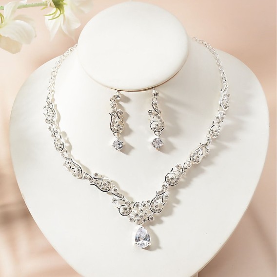 Комплект из ожерелья с подвеской в виде капли из сплава со стразами и прозрачными кубическими цирконами и серег-гвоздиков