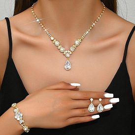 Комплекты из ожерелий с подвесками в виде капель и цветов из сплава со стразами и серег-гвоздиков