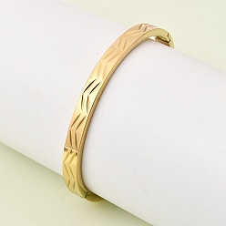 Настоящее золото 18K Браслеты с шевронной гравировкой 304 с шарнирным креплением из нержавеющей стали, широкие браслеты для женщин, ионное покрытие (ip), реальный 18 k позолоченный, внутренний диаметр: 2.01 дюйм (5.1 см) x 2.30 дюйм (5.85 см)