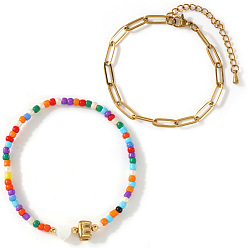 Letter E 2шт. 2 стили, стеклянный бисер и натуральная ракушка, 304 бусины из нержавеющей стали, эластичный браслет и латунная цепочка-скрепка, набор браслетов для женщин, сердце, Письмо E, 6.69 дюйм (17 см) ~ 6.89 дюйм (17.5 см)