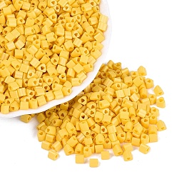 Or Perles de rocaille en verre de peinture de cuisson, triangle, trou de triangle, or, 3.5x3.5x3.5mm, Trou: 1.2~1.4mm, environ 7250 pcs / livre