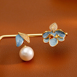 Стально-синий Серьги-гвоздики с цветами из латуни и стразами, с искусственным жемчугом и эмалью, золотые, стальной синий, 25x12 мм