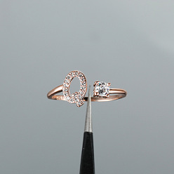 Letter Q Манжеты из латуни с микро паве кубический цирконий для женщин, открытые кольца, розовое золото , Буква Q, внутренний диаметр: 16~19 мм