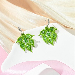 Зеленый лайм Серьги-подвески из стеклянных бусин ручной работы, с  латунными крючками для серег, лист, платина, зеленый лайм, 42x30.5 мм