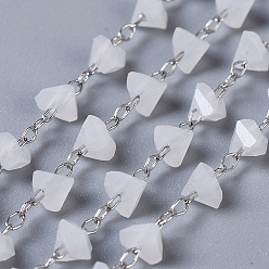 (404) Непрозрачное AB Кислое яблоко Ручной цепи стекло бисером, с латунной фурнитурой платинового цвета, пайки, долговечный, треугольные, граненые, цветочный белый, 3.5~4x4~4.5x3 мм, около 32.8 футов (10 м) / рулон