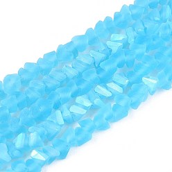 Темно-Голубой Матовые прозрачные стеклянные бусины, треугольные, с половиным покрытием, с покрытием AB цвета, глубокое синее небо, 2.5~3.5x4~4.5x4~4.5 мм, отверстие : 0.9 мм, около 135 шт / нитка, 11.61 дюйм (29.5 см)