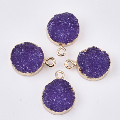 Blue Violet Electroplate Druzy Resin Pendants, with Iron Findings, Flat Round, Light Gold, Blue Violet, 17~18.5x13x6mm, Hole: 2mm