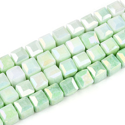 Бледно-Зеленый Антикоррозийные гальванические стеклянные бусины, имитация драгоценных камней, кубические, с покрытием AB цвета, граненые, два тона, бледно-зеленый, 5.5~6.5x5.5~5.5~6.5x5.5~5.5~6.5 мм, отверстие : 1~1.2 мм, около 58~63 шт / нитка, 13.39~14.49'' (34~36.8 см)