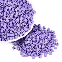 Pourpre Moyen Perles de rocaille en verre de peinture de cuisson, triangle, trou de triangle, support violet, 3.5x3.5x3.5mm, Trou: 1.2~1.4mm, environ 7250 pcs / livre