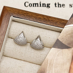 Платина Треугольные серьги-кольца из латуни с микропаве из прозрачных кубических цирконий, платина, 12.1x12.5 мм