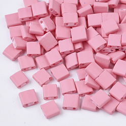 Pink 2-дырочные стекло бисер, прорезиненный стиль, квадратный, розовые, 5x4.5~5.5x2~2.5 мм, отверстие : 0.5~0.8 мм