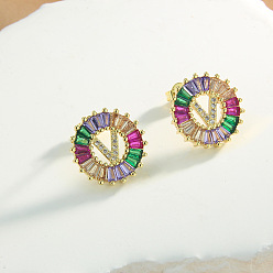 Letter V Серьги-гвоздики из латуни с разноцветными кубическими цирконами, плоско-круглые, золотые, Буква V, 16x16 мм
