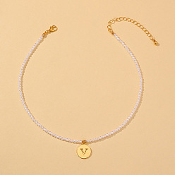 Letter V Круглые пластиковые бусины из жемчуга, 304 плоские круглые подвески из нержавеющей стали с буквами для женщин, белые, золотые, Буква V, 12.99 дюйм (33 см)