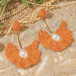 Коралловый Серьги-гвоздики из сплава рафии с подвесками, с пластиковой имитационной жемчужиной, золотые, коралл, 75x50 мм