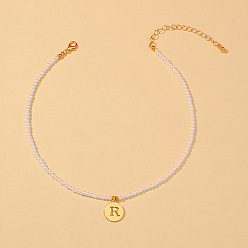 Letter R Круглые пластиковые бусины из жемчуга, 304 плоские круглые подвески из нержавеющей стали с буквами для женщин, белые, золотые, Буква R, 12.99 дюйм (33 см)