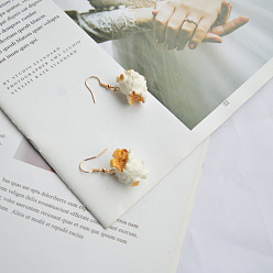 Белый Серьги с подвесками из смолы и сплава, попкорн, золотые, белые, 40x25 мм