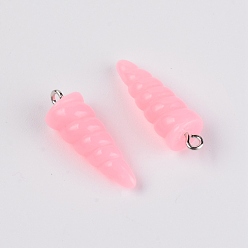 Бледно-фиолетовый Красный Подвески из смолы, с платиновым железным колышком, рог единорога, бледно-фиолетовый красный, 29x10x9.5 мм, отверстие : 1.8 мм