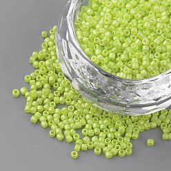Jaune Vert Perles de rocaille de cylindre de peinture de cuisson, taille uniforme, Style mat, jaune vert, 1~1.5x1.5~2mm, Trou: 0.5mm, environ 50 g /sachet , environ 5000 pcs / sachet 