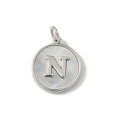 Letter N Латунный паве натуральный ракушка плоский круглый с буквенными подвесками, платина, долговечный, без свинца и без кадмия, стойки покрытие, цвет морской раковины, Письмо N, 15x13x2 мм, отверстие : 3 мм