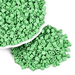 Citron Vert Perles de rocaille en verre de peinture de cuisson, triangle, trou de triangle, lime, 3.5x3.5x3.5mm, Trou: 1.2~1.4mm, environ 7250 pcs / livre