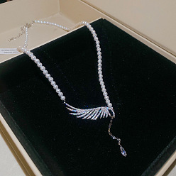 Plata Colgante de ala de latón con micro pavé de circonita cúbica, collar de cuentas redondas blancas de imitación de perla para mujer, plata, 17.91 pulgada (45.5 cm)