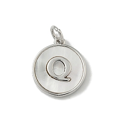 Letter Q Латунный паве натуральный ракушка плоский круглый с буквенными подвесками, платина, долговечный, без свинца и без кадмия, стойки покрытие, цвет морской раковины, Буква Q, 15x13x2 мм, отверстие : 3 мм