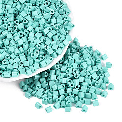 Turquoise Perles de rocaille en verre de peinture de cuisson, triangle, trou de triangle, turquoise, 3.5x3.5x3.5mm, Trou: 1.2~1.4mm, environ 7250 pcs / livre