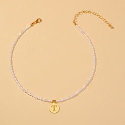 Letter T Круглые пластиковые бусины из жемчуга, 304 плоские круглые подвески из нержавеющей стали с буквами для женщин, белые, золотые, Письмо T, 12.99 дюйм (33 см)