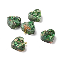 Зеленый Подвески из прозрачной смолы из натуральной имперской яшмы, окрашенные чипсами, с золотыми тонами латунных петель, шарма сердца, зелёные, 16.5x15.5x6~6.5 мм, отверстие : 2 мм