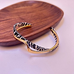 Черный Браслеты-манжеты из акрилового и CCB пластикового материала Wave для женщин, чёрные, внутренний диаметр: 2-3/8 дюйм (6 см)