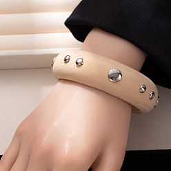 Плоский Круглый Массивные деревянные браслеты с железными заклепками, широкие браслеты для женщин, платина, старинный белый, плоско-круглые, внутренний диаметр: 2.60 дюйм (6.6 см), шириной 25 мм 