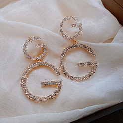 Золотой Серьги-гвоздики из сплава с кристаллами и стразами, Буква G, золотые, 59x32 мм